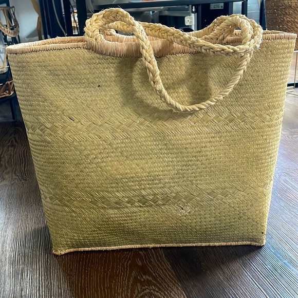 🏯Handmade Ten Thousand Villages straw weaved Tote natural sold out - Picture 2 of 14